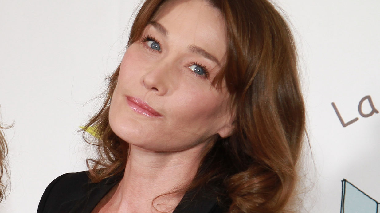 Carla Bruni incen­die Inter­net avec une photo vintage en body trempé très trans­pa­rent