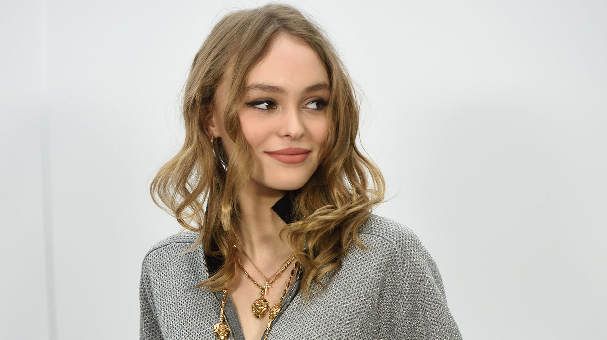 Lily-Rose Depp : sa voca­tion pour la mode est née en accom­pa­gnant sa mère sur les shoo­tings