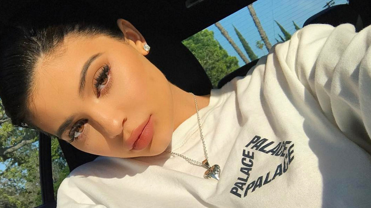 Kylie Jenner cherche son look pour Coachella et c'est très coloré