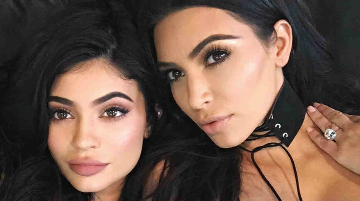 Kylie Jenner et Kim Karda­shian : leur éton­nante vidéo pour leur première gamme de make-up