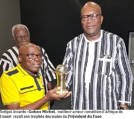 Gohou Michel, meilleur acteur comédien d’Afrique de l’Ouest reçoit son trophée des mains du président du Faso