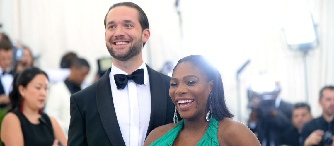 Serena Williams très enceinte, sexy aux côtés de son amou­reux au Met Gala