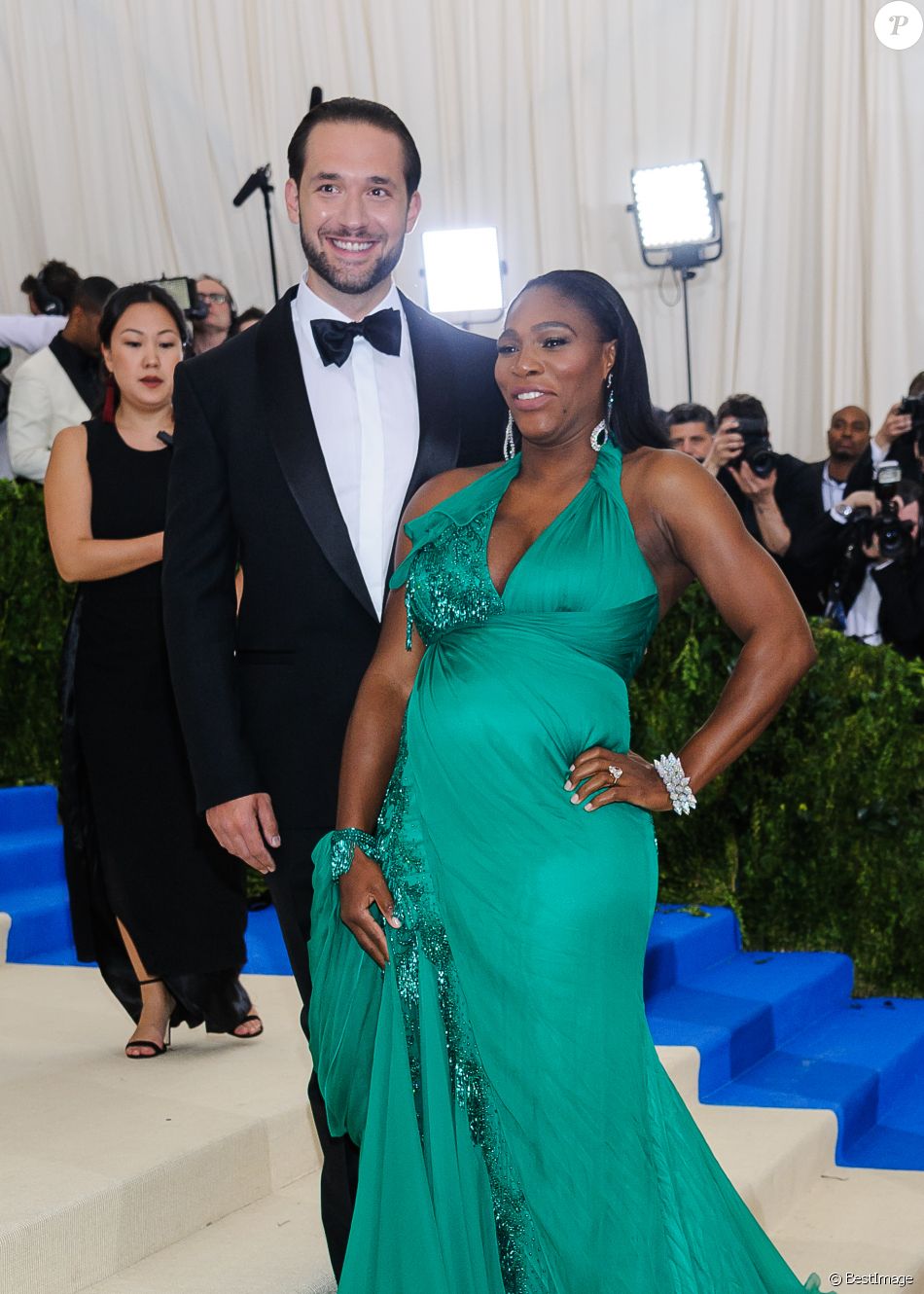 Serena Williams très enceinte, sexy aux côtés de son amou­reux au Met Gala