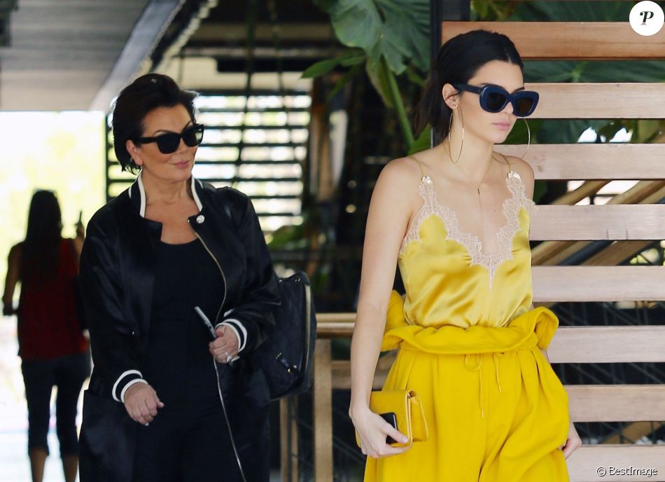 Kris Jenner avec sa fille Kendall sur le tournage de leur émission de télé-réalité 'Keeping Up With The Kardashians' à Thousand Oaks