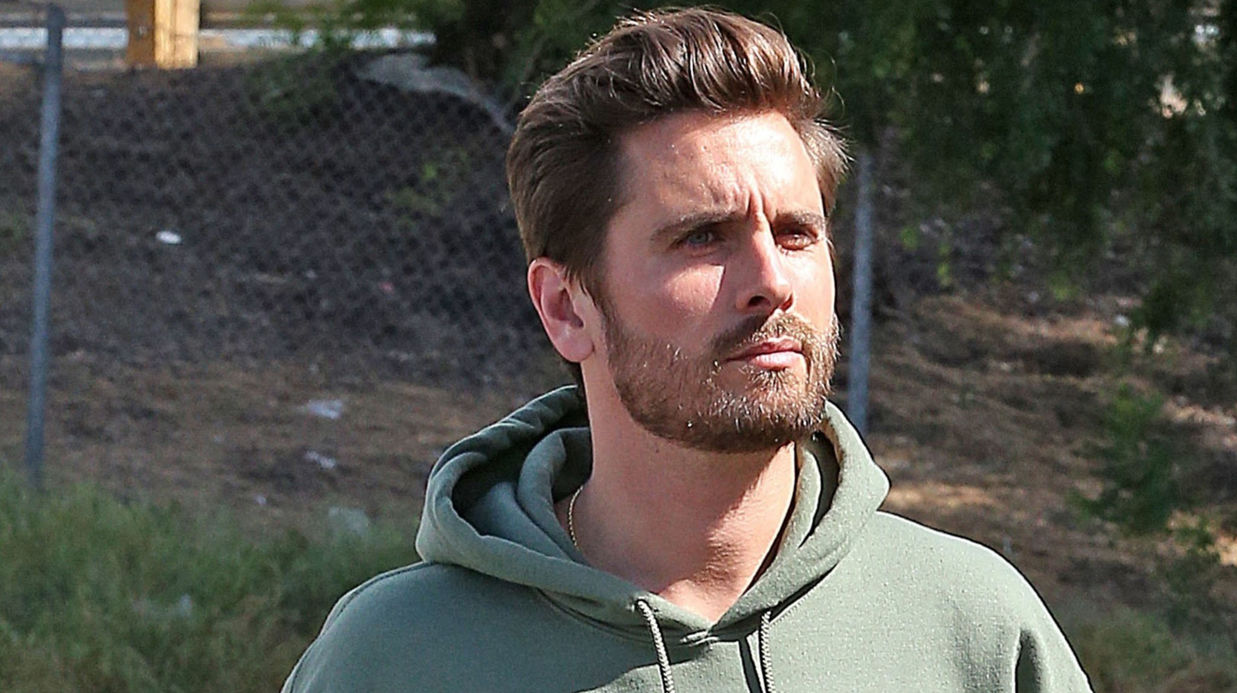 Ça ne va pas fort du tout pour Scott Disick : déses­péré que Kourt­ney Karda­shian se soit reca­sée, il a (re)sombré dans l’al­cool