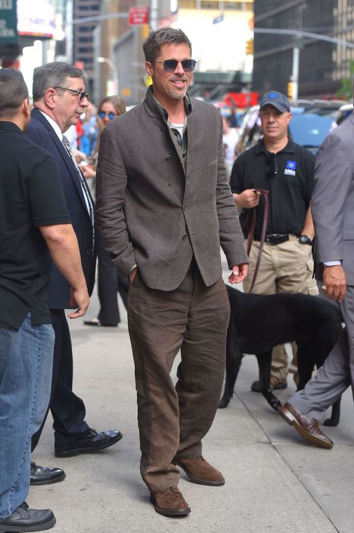 Brad Pitt a été vu dans les rues de New York mardi 16 mai dans une tenue bien trop grande pour lui.