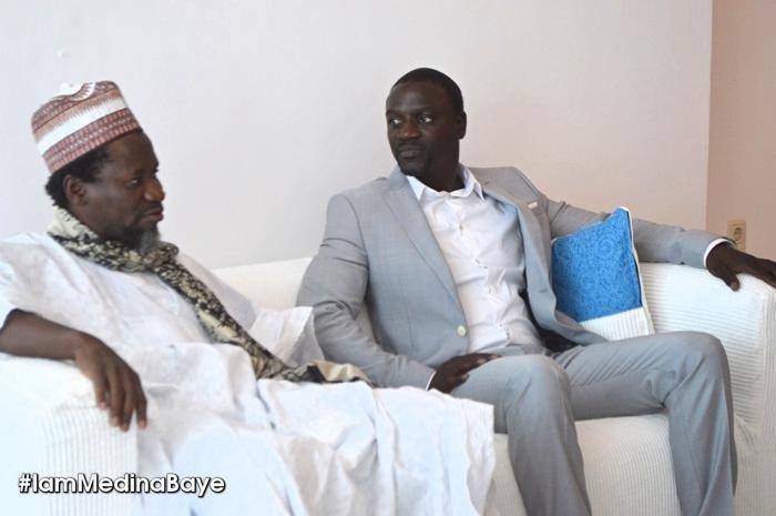 ( 05 Photos ) Akon et Thione Niang rendent visitent à Cheikh Mahi Cissé à Médina Baye...