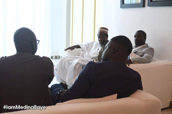 ( 05 Photos ) Akon et Thione Niang rendent visitent à Cheikh Mahi Cissé à Médina Baye...