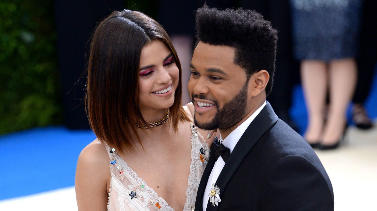 Selena Gomez : sereine et épanouie, elle se confie sur son histoire d’amour avec The Weeknd:« Je suis vrai­ment moi-même »