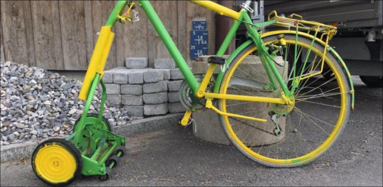 Un vélo-​​tondeuse en guise de cadeau de mariage