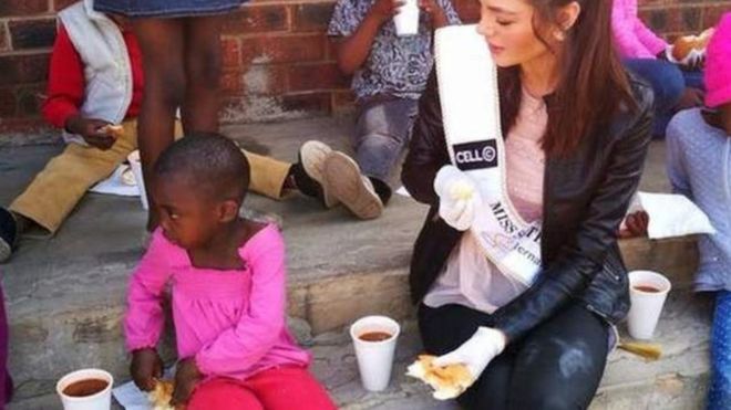 Les gants de Miss Afrique du Sud créent la polémique