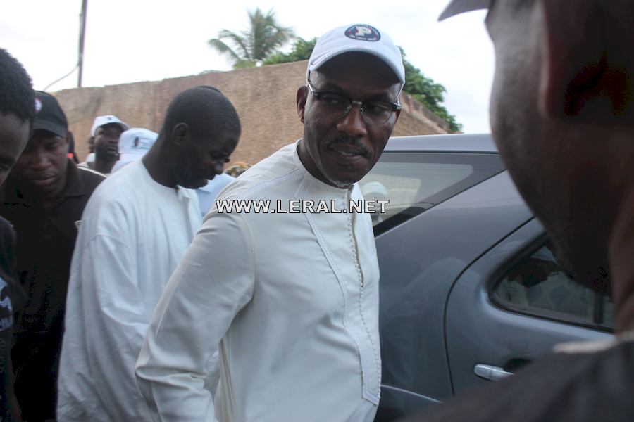 Photos : Thierno Bâ fait un don de 10 tonnes de ciment à la maison de Serigne Touba de Yeumbeul Sud