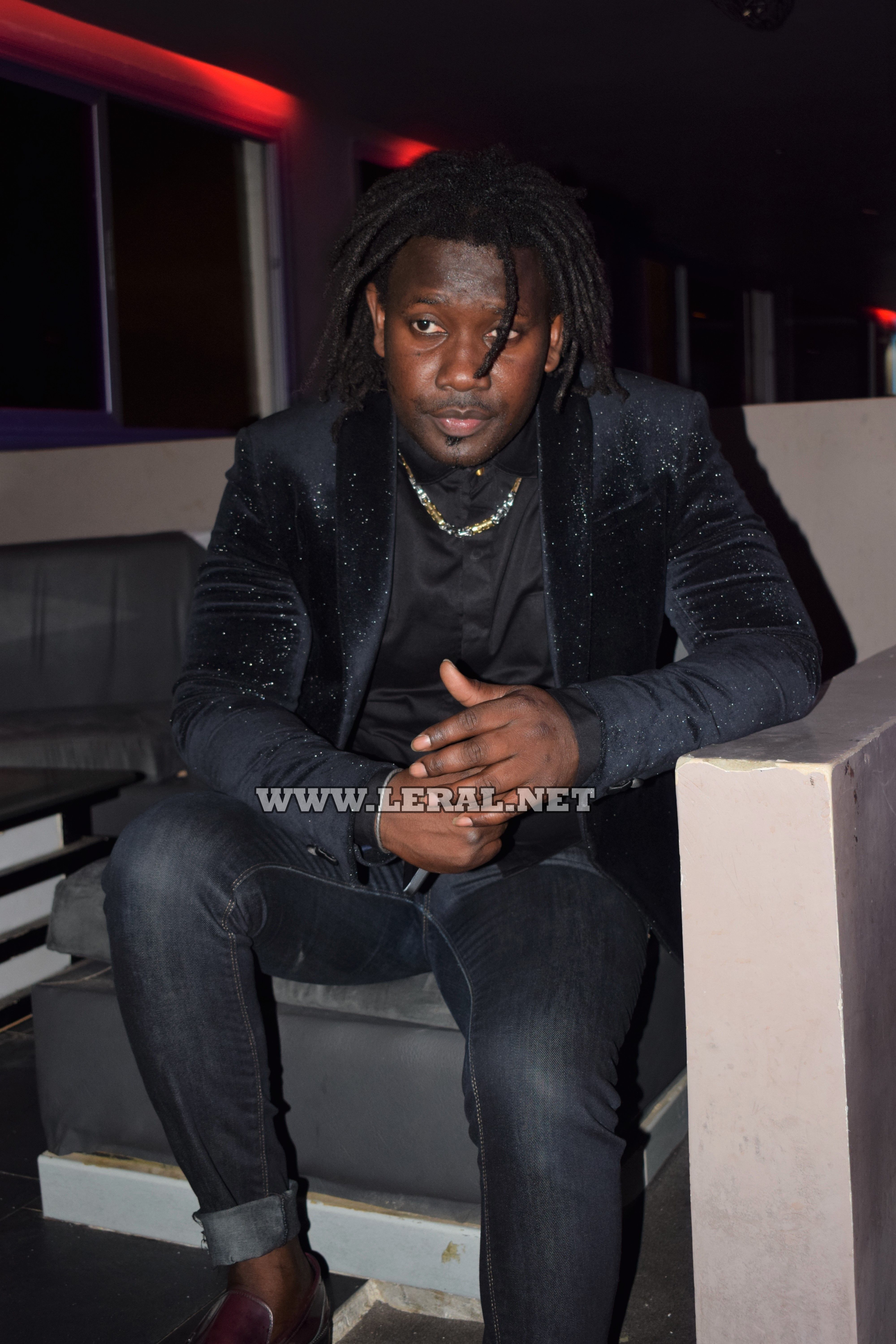 Photos : Baye Demba bien sapé au Saraba Night Club