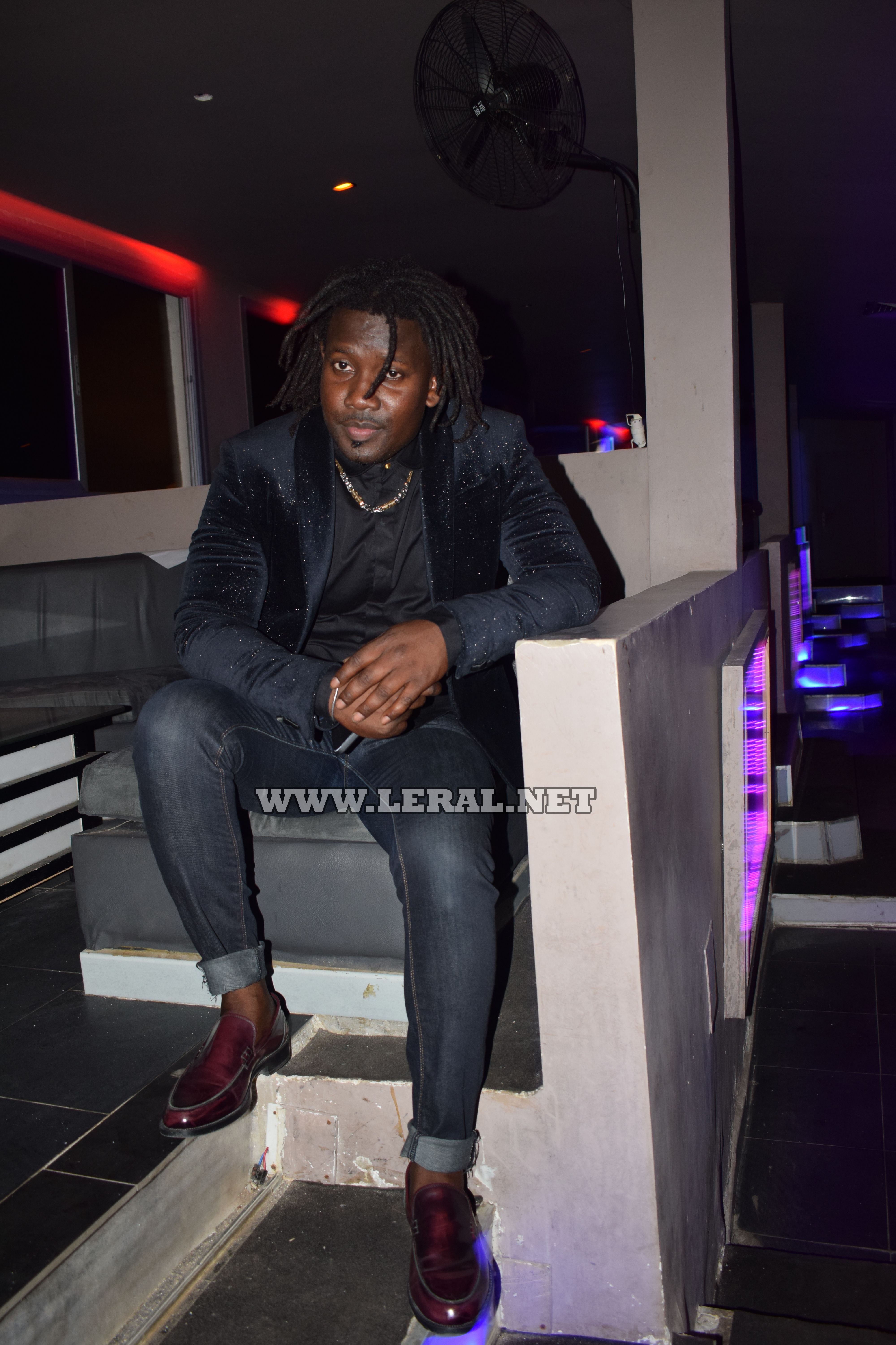 Photos : Baye Demba bien sapé au Saraba Night Club