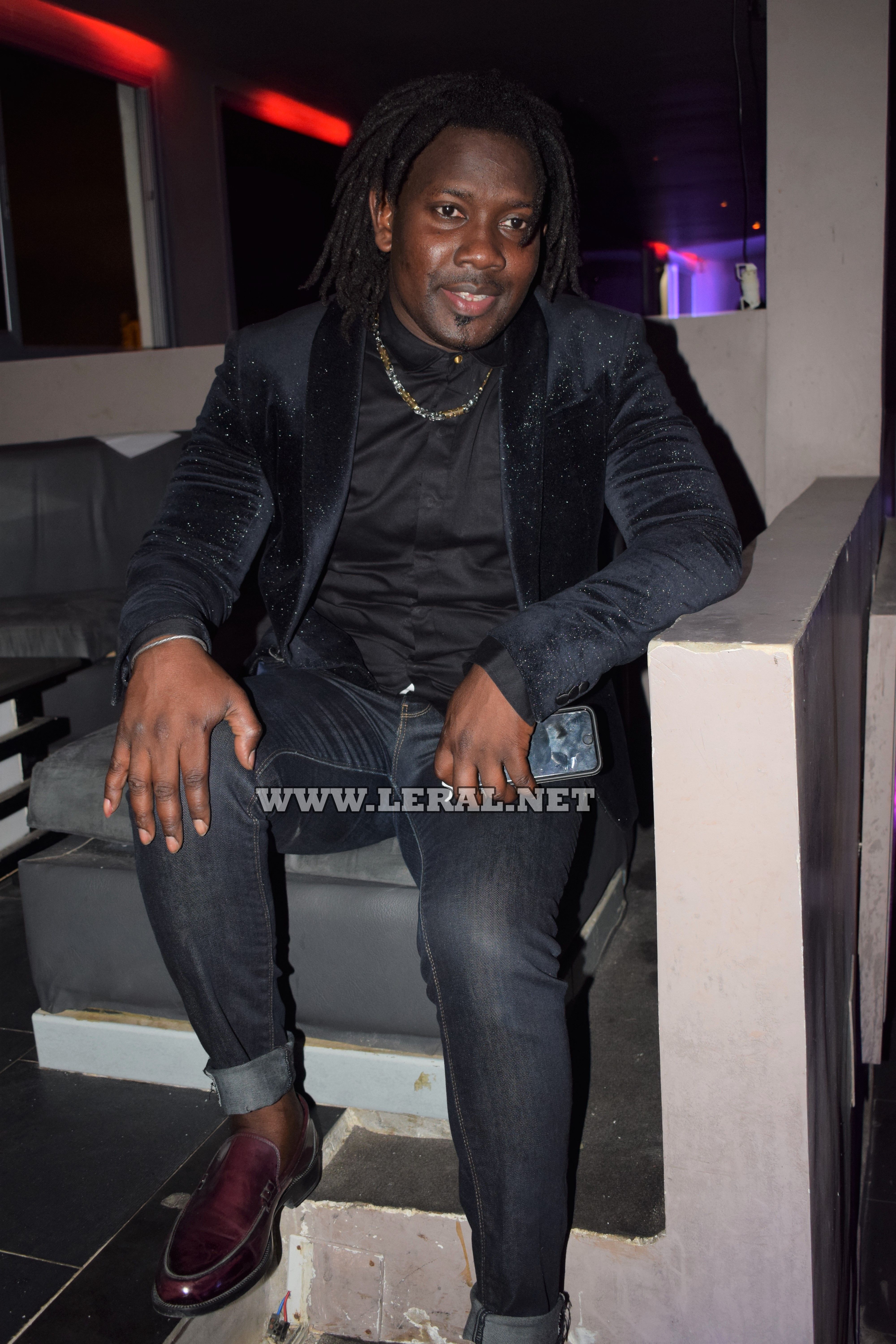 Photos : Baye Demba bien sapé au Saraba Night Club