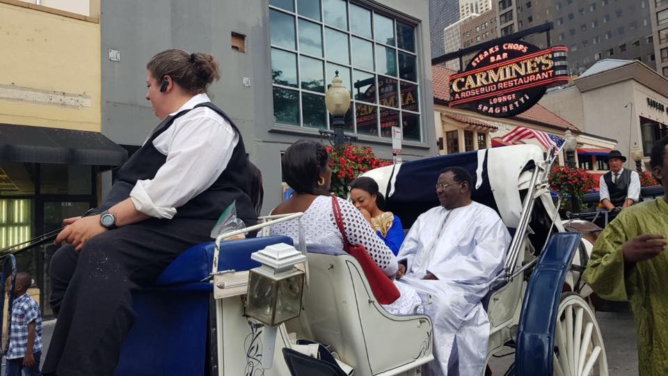 8 photos : Cheikh Bethio version touriste en calèche avec ses épouses