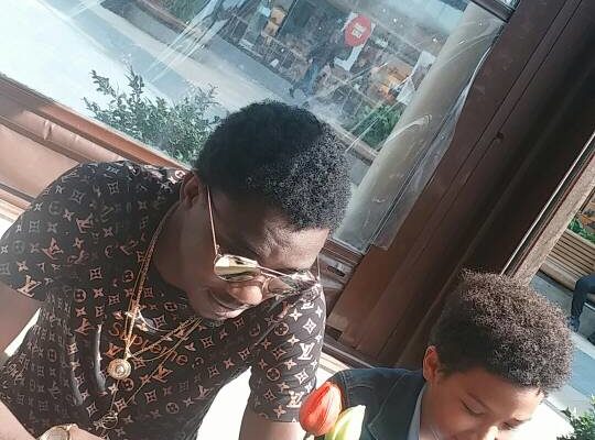 Wally Ballago Seck en compagnie de son fils aîné, Seydina Mohamed, à Londres