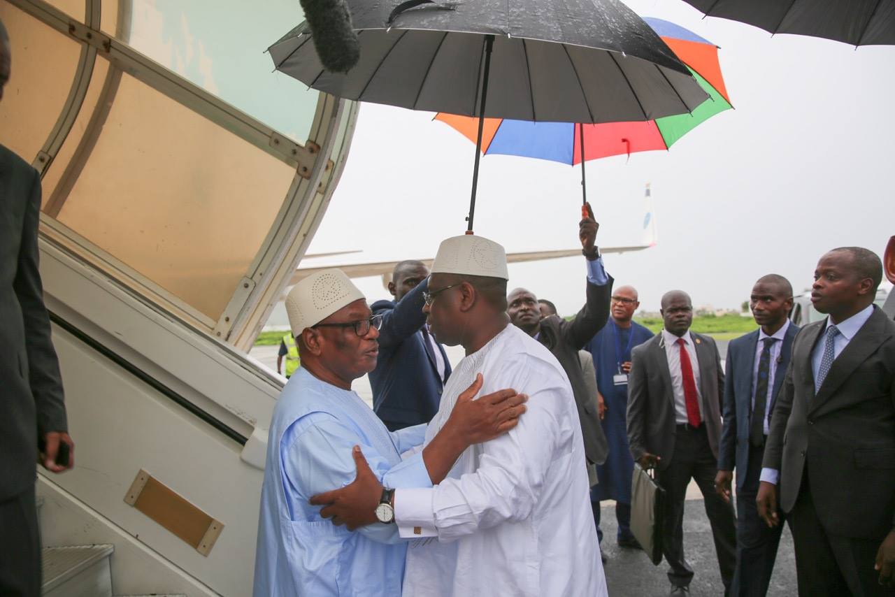 Images: Le Président Macky alla reçu son homologue du Mali IBK venu assister aux obsèques du feu Aliou Sow