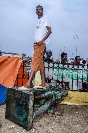 La statue de Faidherbe s’écroule et provoque des réactions hostiles