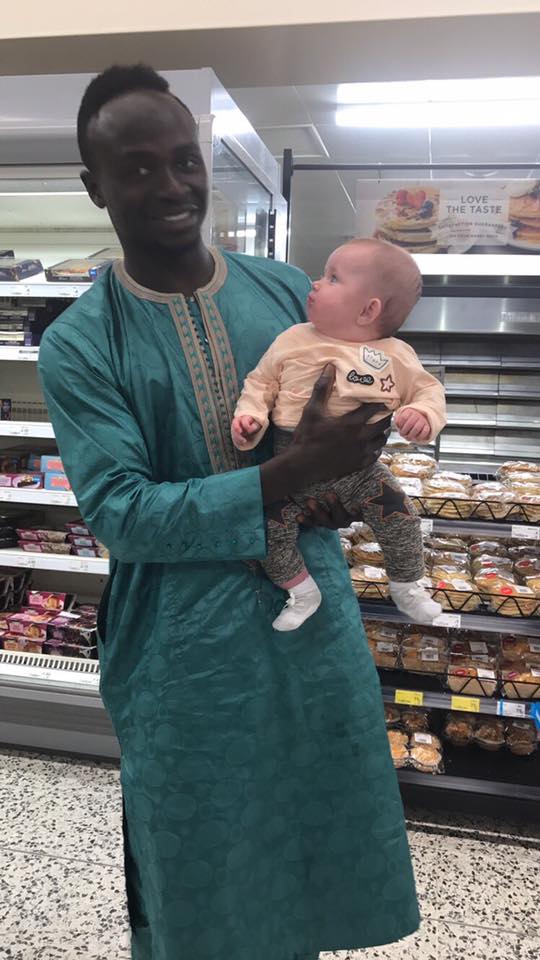 Photo: Sadio Mané a croisé un futur fan dans un supermarché 