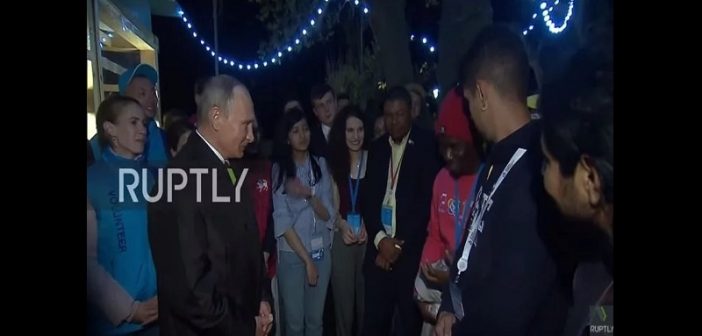 Vidéo: un étudiant nigérian est surpris de rencontrer Vladimir Poutine. Découvrez ce que lui a dit le président russe