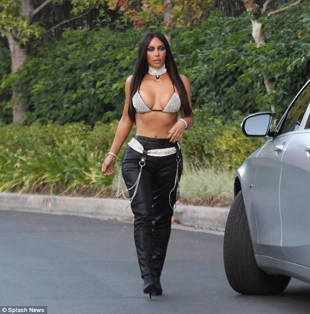 Kim Kardashian provoque une polémique avec son costume d'Halloween que certains jugent inadmissible!