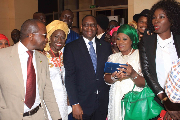 Photos : Macky Sall très sollicité pour les selfie à la Biennale de Dakar