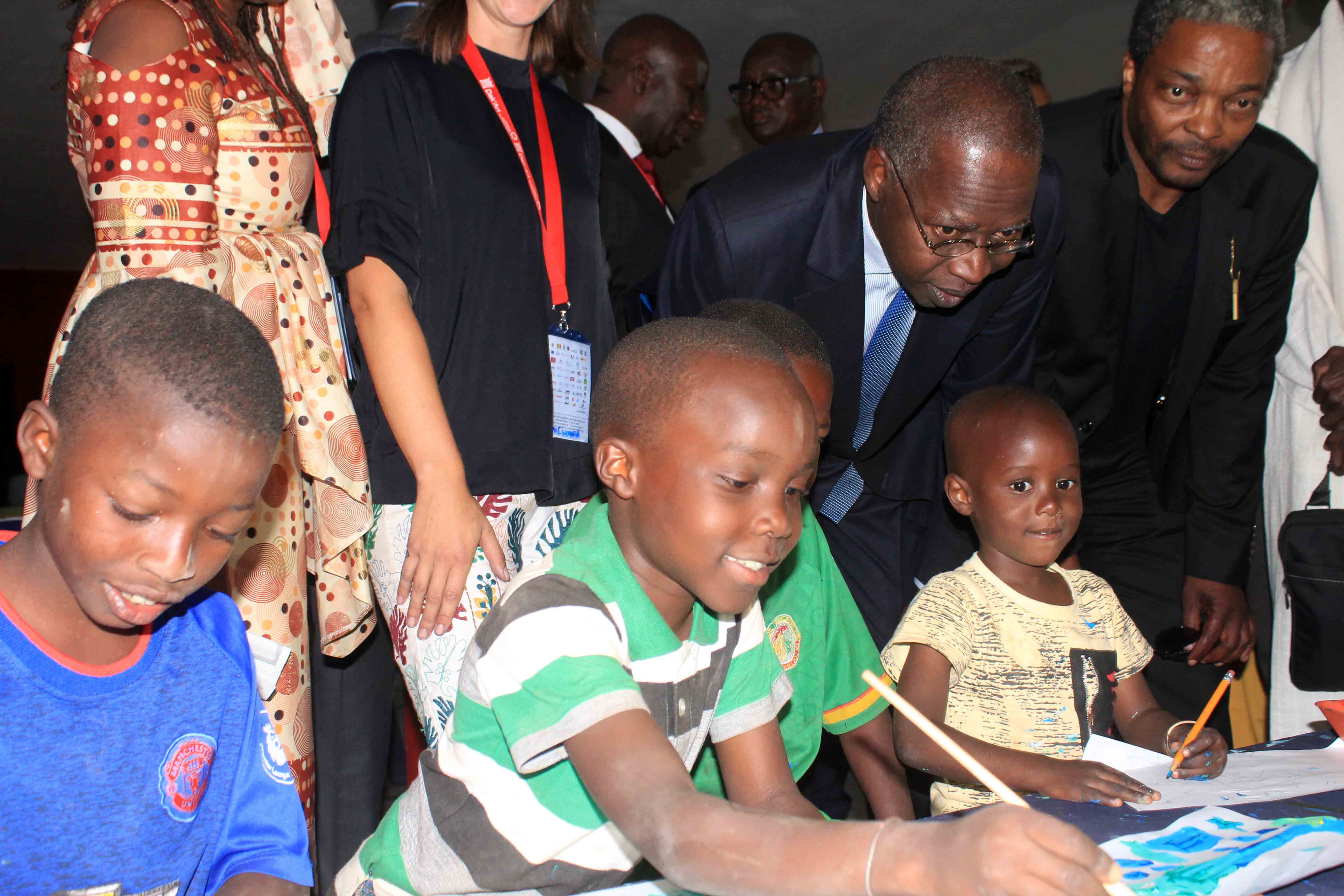 15 photos Biennale 2018 : Le Premier ministre Mahammed Abdallah Dionne encourage les enfants à faire de la peinture