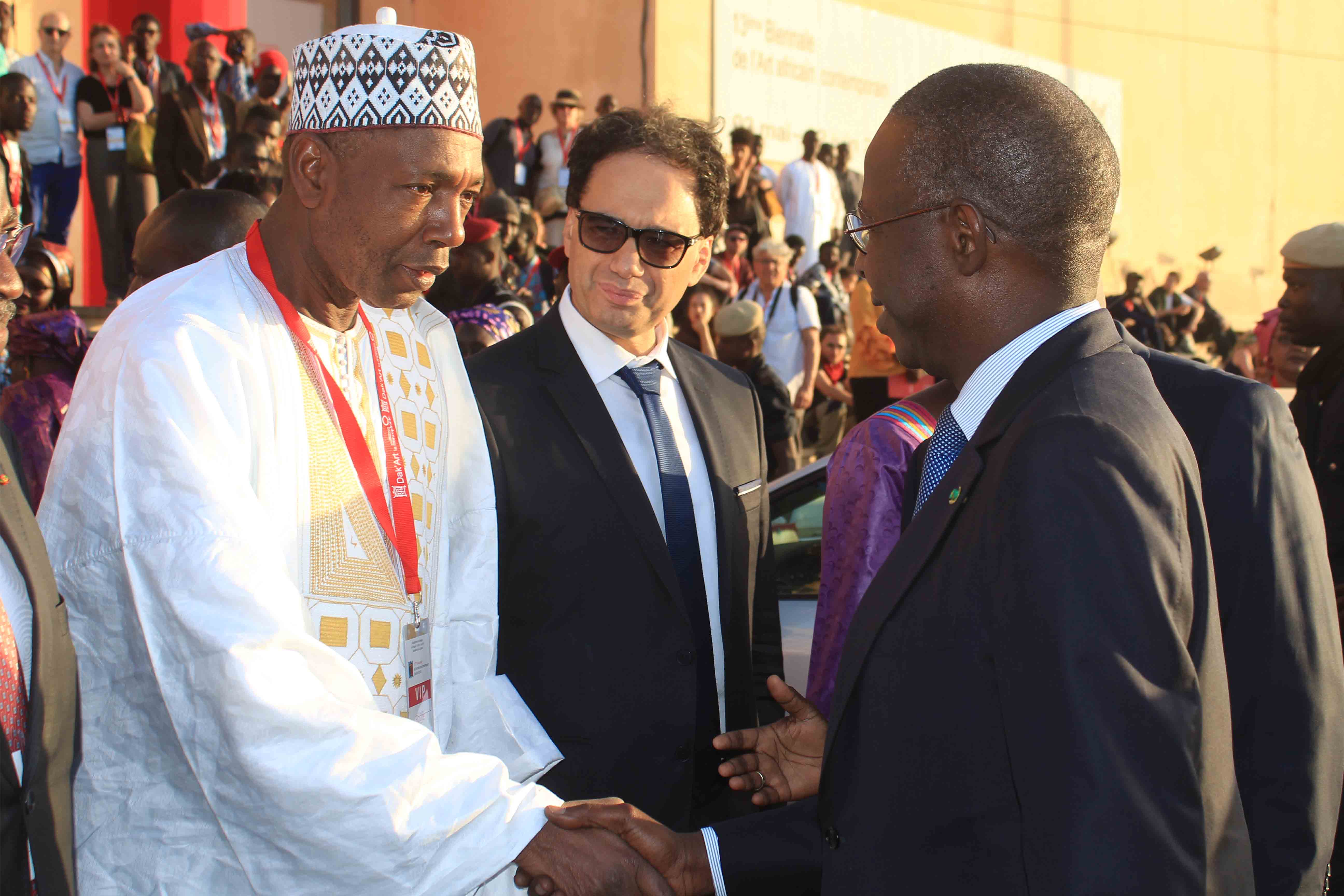 15 photos Biennale 2018 : Le Premier ministre Mahammed Abdallah Dionne encourage les enfants à faire de la peinture