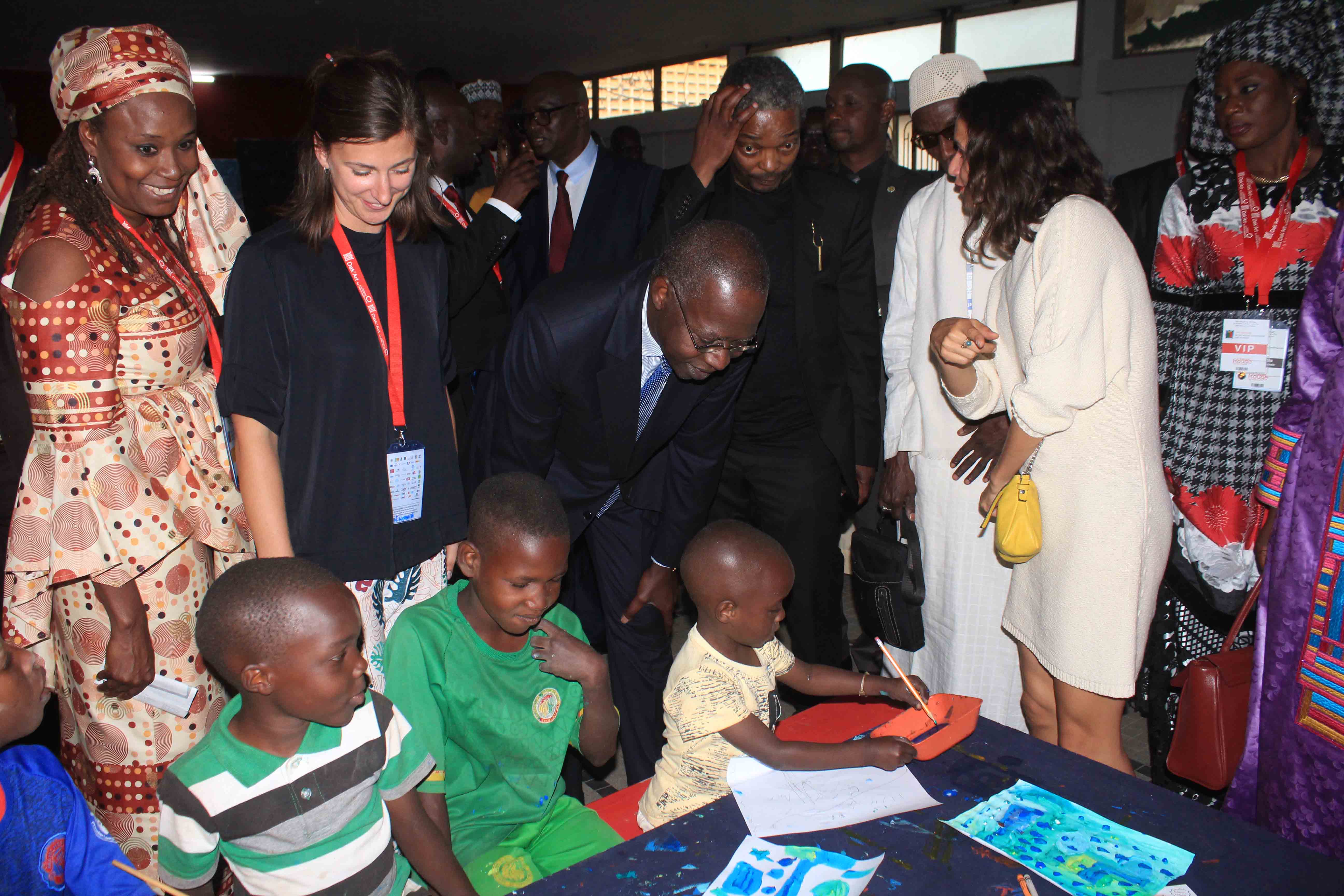 15 photos Biennale 2018 : Le Premier ministre Mahammed Abdallah Dionne encourage les enfants à faire de la peinture