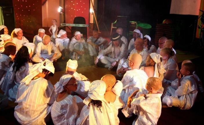 L'artiste malien Salif Keita à une lecture de poésie pour des enfants albinos, en 2009. Photo Habib Kouyate. AFP