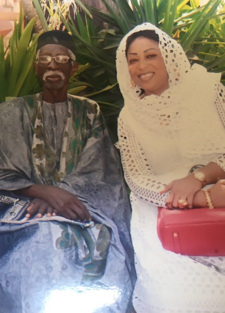 Fatou Binetou Mbacke (femme de Serigne Abdou Karim Mbacké) en compagnie de son défunt grand-père Mamadou Mansour Ndoye.