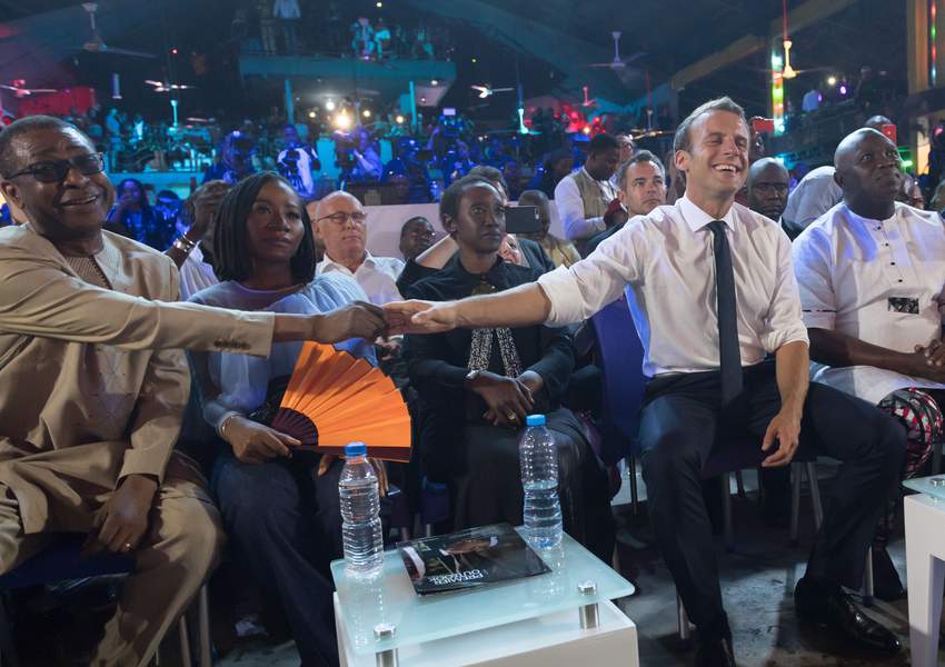 Vidéo - En compagnie de Youssou Ndour, Angélique Kidjo... Macron se lâche grave dans une  boîte de nuit au Nigéria