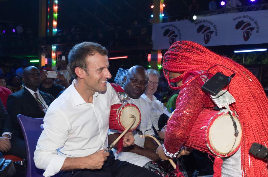 Vidéo - En compagnie de Youssou Ndour, Angélique Kidjo... Macron se lâche grave dans une  boîte de nuit au Nigéria