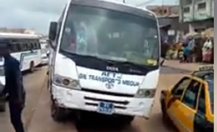 Incroyable mais vrai : l’attitude de ce chauffeur mini-bus va choquer tout le monde !