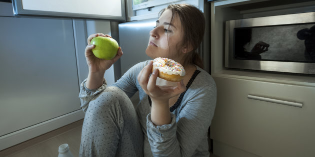 Manger trop tard le soir augmente le risque de diabète