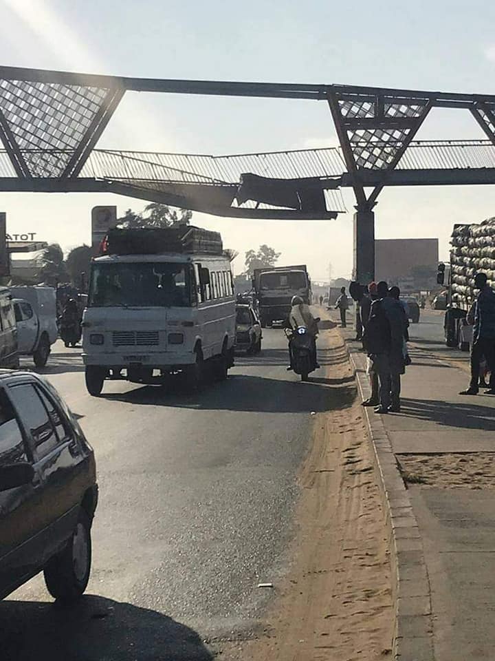 Danger sur la route nationale N°1:  Une passerelle de Sicap Mbao sur le point de s’écrouler (images)