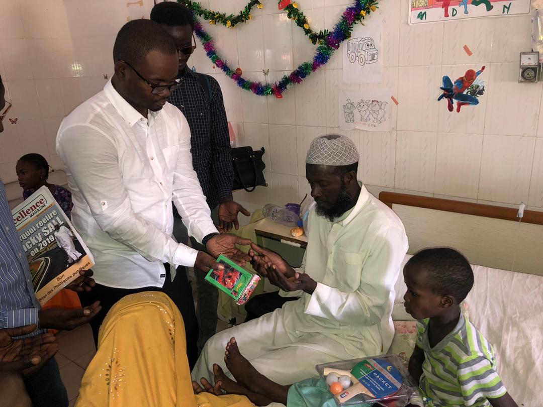 Remise de dons composés de jouets éducatifs, d'une quinzaine de matelas et d'une centaine d'autres cadeaux