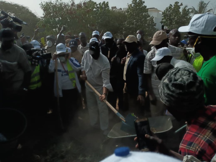 IMAGES - Cleaning Day: Macky Sall donne l’exemple en participant au "set setal" de son quartier