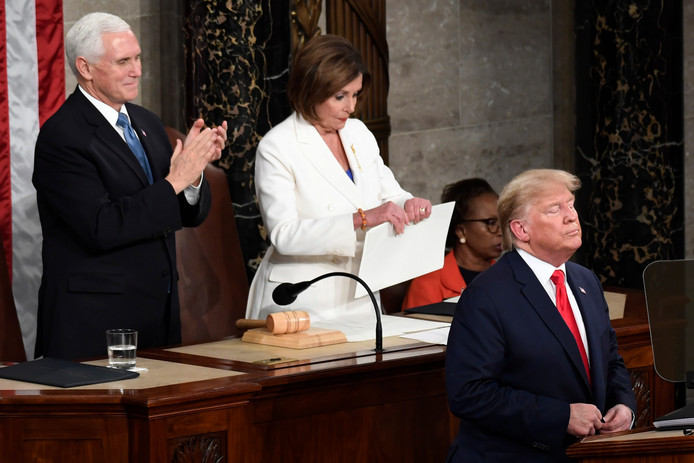 Etats Unis: Trump refuse de serrer la main de Pelosi, elle déchire son discours