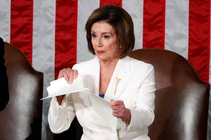 Etats Unis: Trump refuse de serrer la main de Pelosi, elle déchire son discours