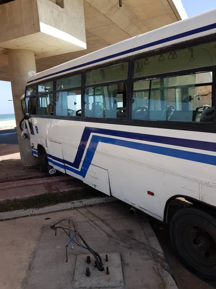 Ivre, un conducteur Tata de la ligne 24 saccage 5 bus (PHOTOS)