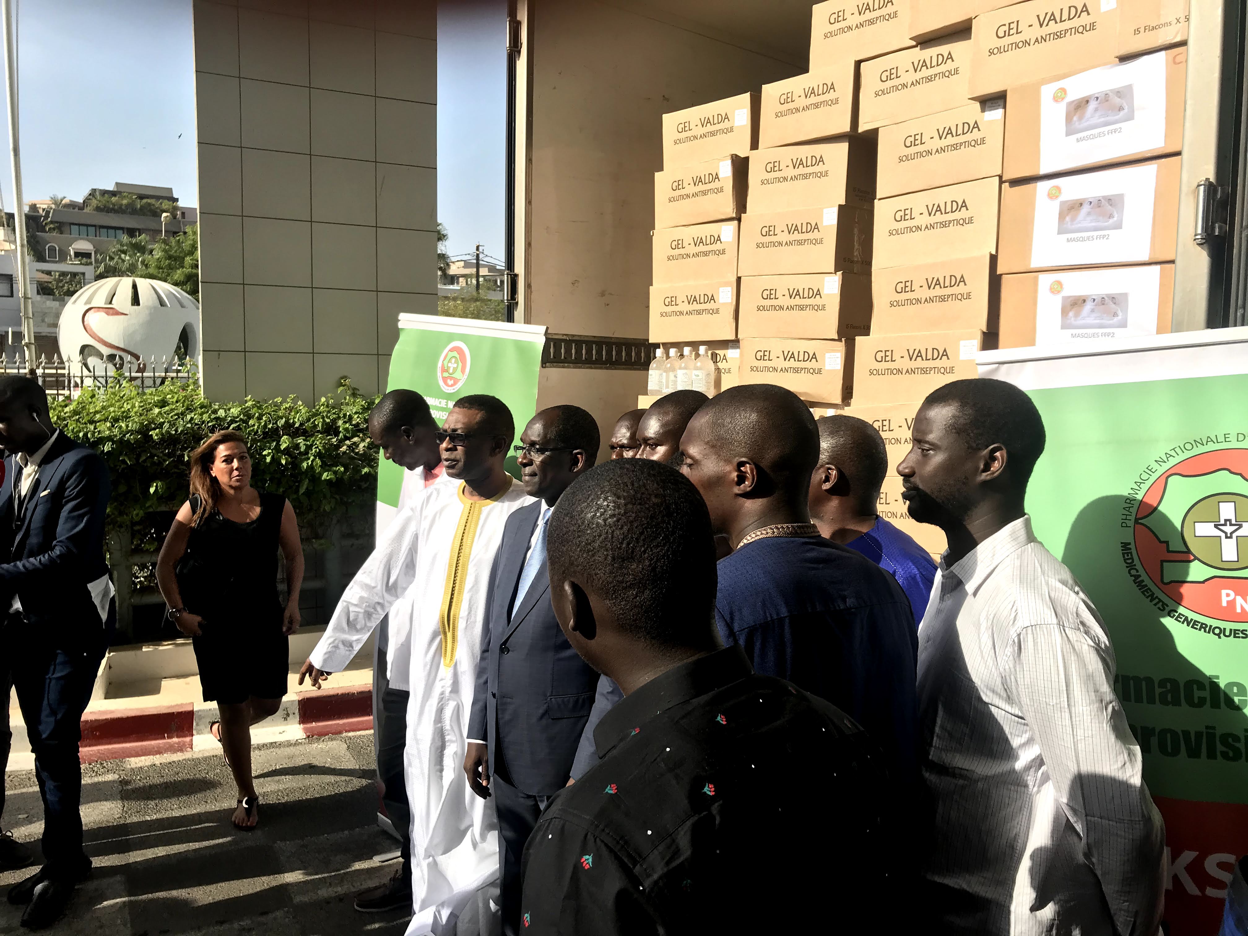 Coronavirus – Youssou Ndour remet un important lot de produits sanitaire au ministre de la Santé