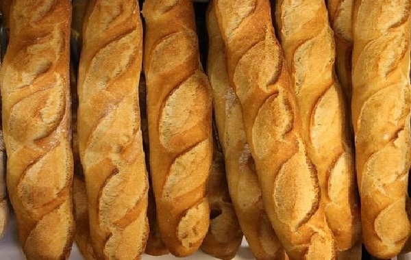 Grogne et risques de contamination massive: les rassemblements devant les boulangeries posent problème