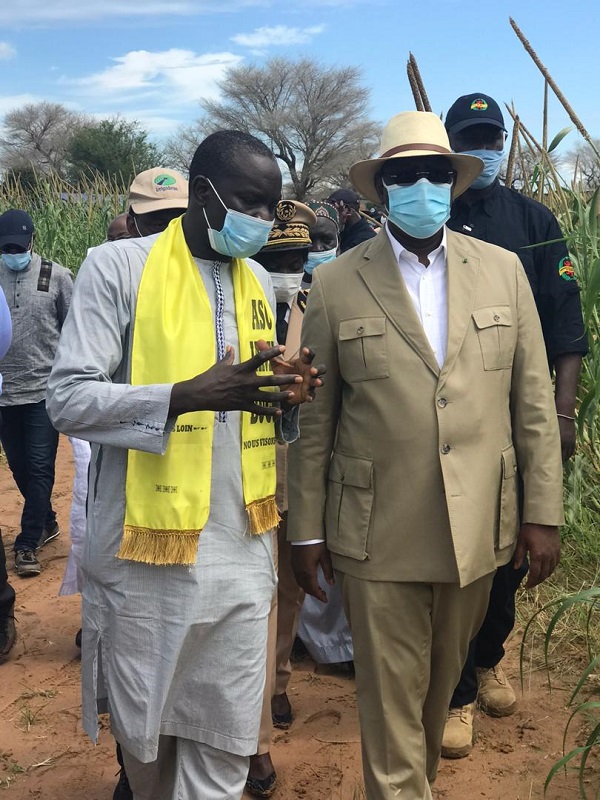 Fatick: le cortège présidentiel accueilli par une foule de militants, mais le Président Macky Sall préfère ne pas s’arrêter