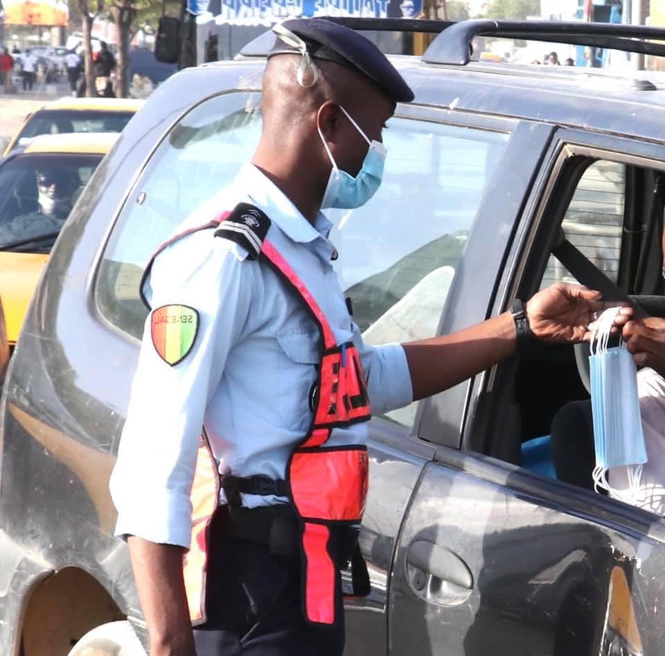 Geste à magnifier: La Police soigne son image et distribue des masques aux populations