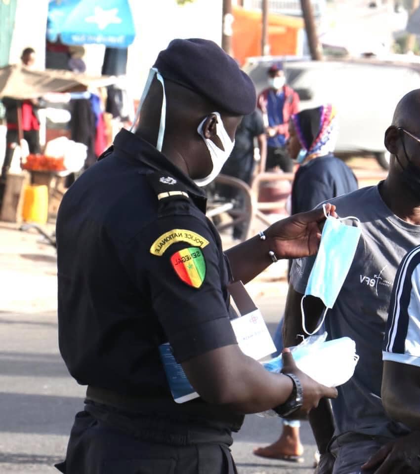 Geste à magnifier: La Police soigne son image et distribue des masques aux populations