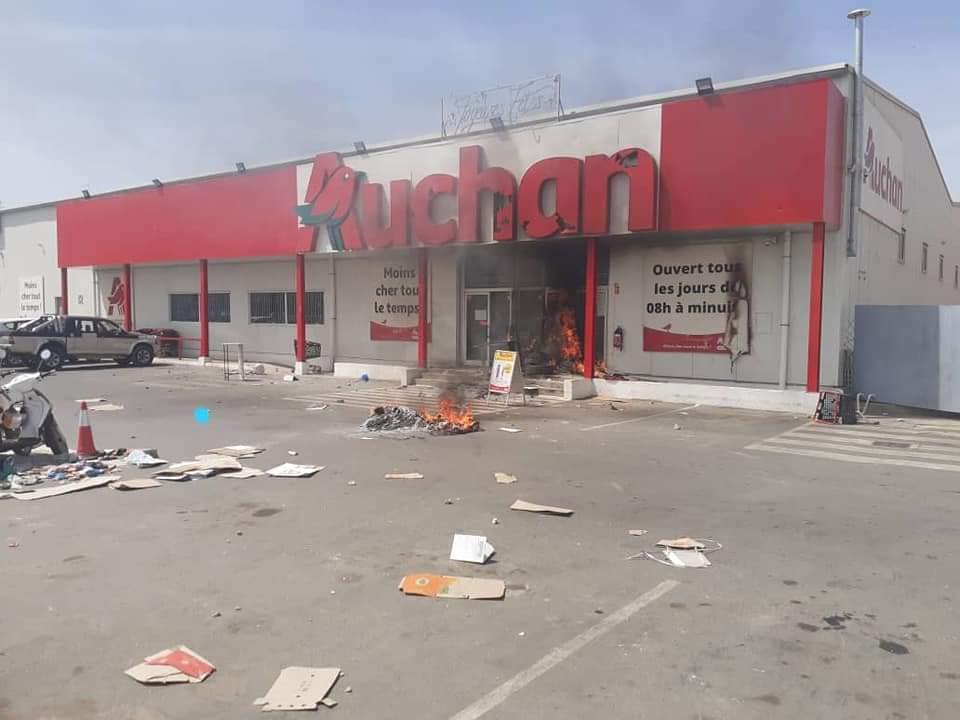 Manifestations: Auchan Sacré-Cœur incendié (Photos)