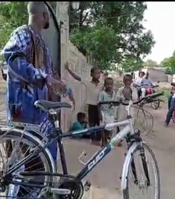 Diaobé / Locales 2022: Seny Kébé, le plus jeune candidat qui bat campagne à bord de son...vélo