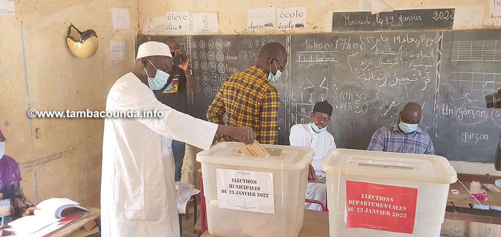 IMAGES - Tambacounda / Le ministre des Forces armées, Me Sidiki Kaba a voté au bureau n°1 du centre Sada Maka Sy 